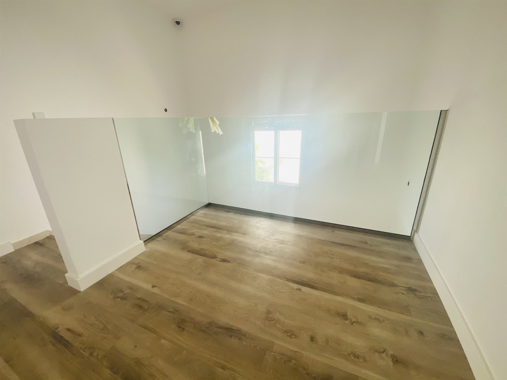 Mezzanine glass balustrade with a clean base fixing - Zealcon