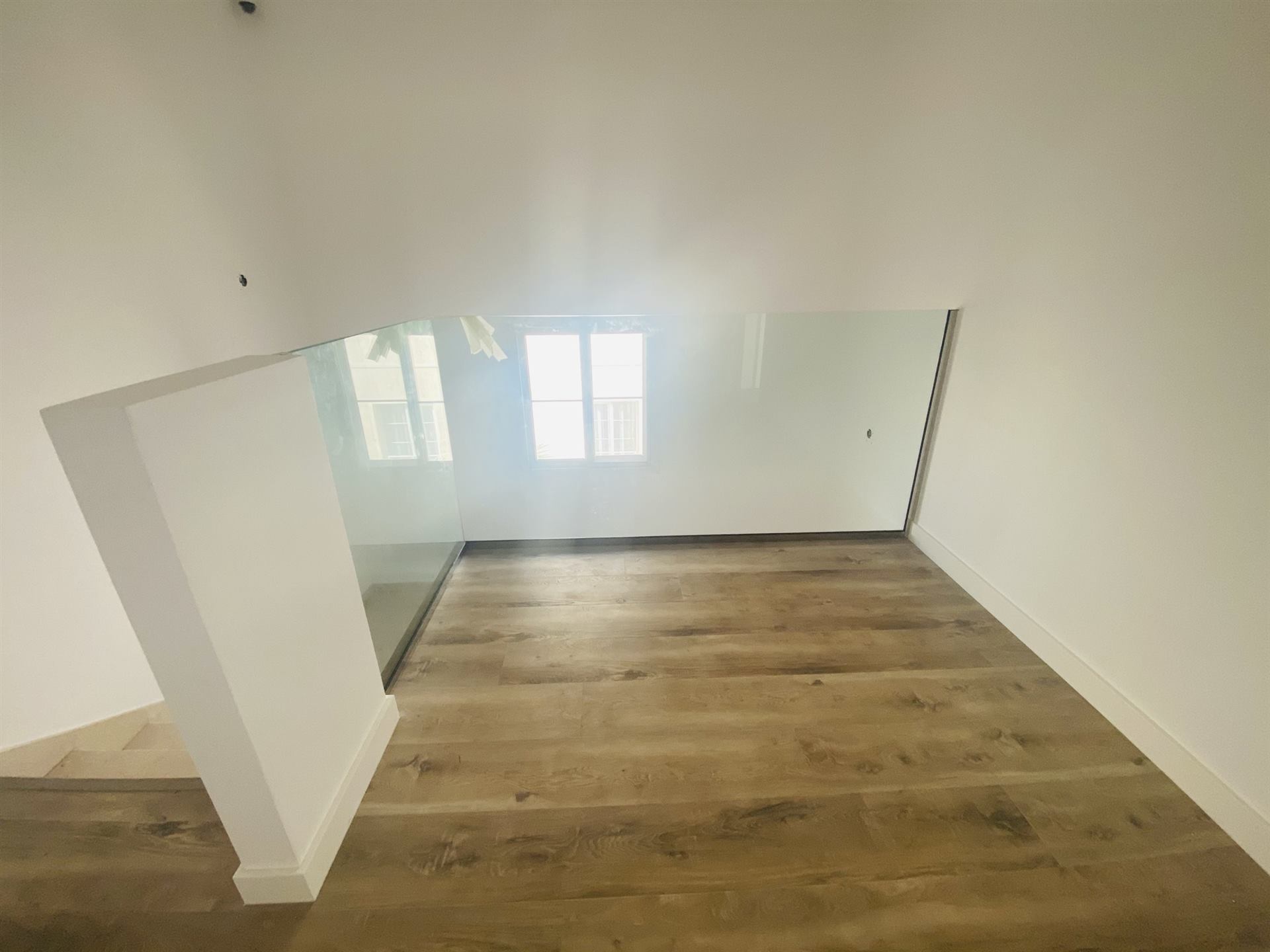 Glass Solutions 8 Glass balustrade on a villa upper landing - Zealcon