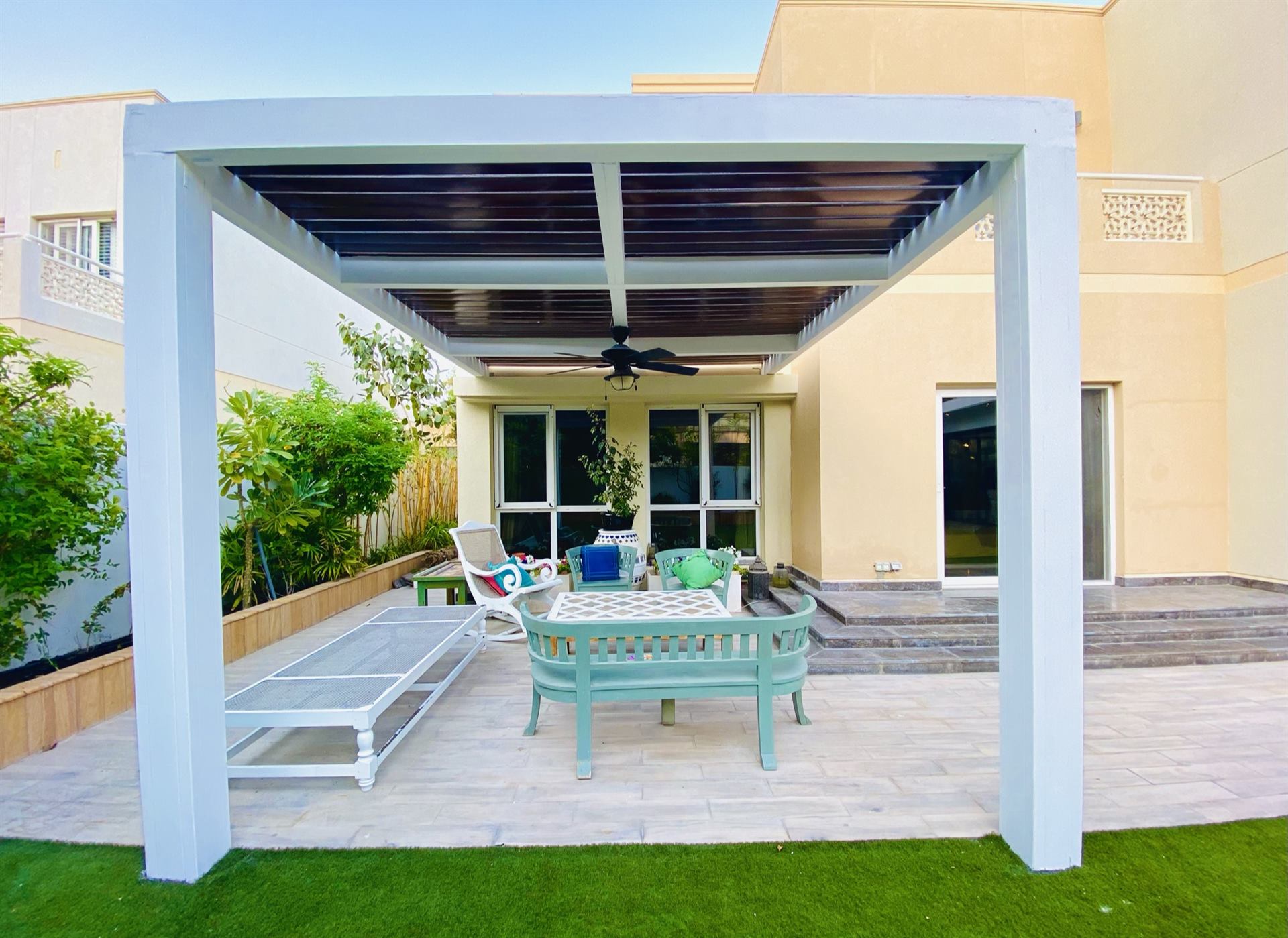 Aluminium Pergolas 8 White louvered aluminium pergola with ceiling fan in a villa garden - Zealcon